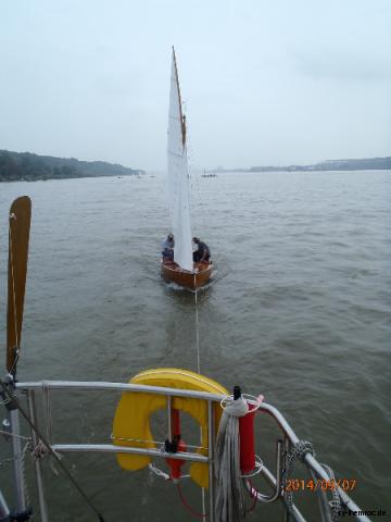 20140907 Segelboot im Schlepp