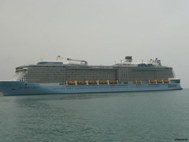 kreuzfahrtschiff-vor-malaga